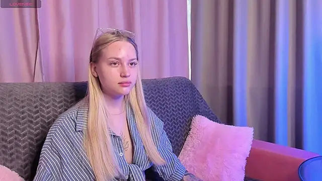 Carol  Cox online show from September 15, 2025, 12:54 am