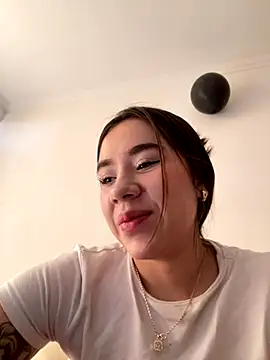 Im Valen Cute online show from November 10, 2025, 6:29 pm