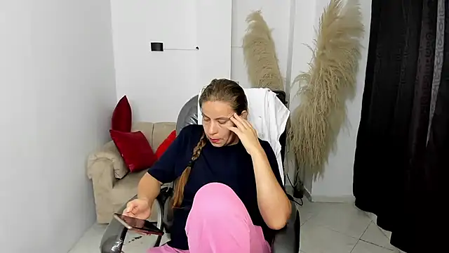 Milf karlye online show from March 15, 2026, 4:07 am