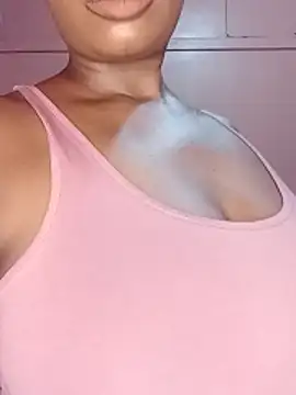 Snapshot of Luciouslips00 chatting on May 8, 2026, 6:35 pm Luciouslips00 online show from May 8, 2026, 6:35 pm