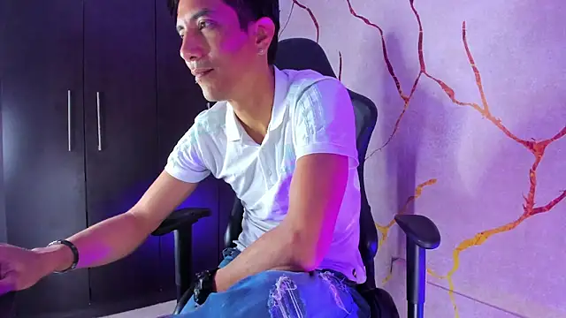 Snapshot of EdwardVlad chatting on December 13, 2024, 10:13 pm EdwardVlad online show from December 13, 2024, 10:13 pm