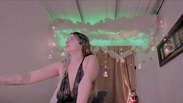 Snapshot of Lauu_G chatting on December 17, 2024, 3:39 am Lauu G online show from December 17, 2024, 3:39 am