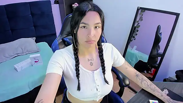 ChloeeTompson  online show from October 22, 2025, 12:22 am