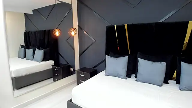 emilie xx  online show from December 11, 2024, 5:04 pm