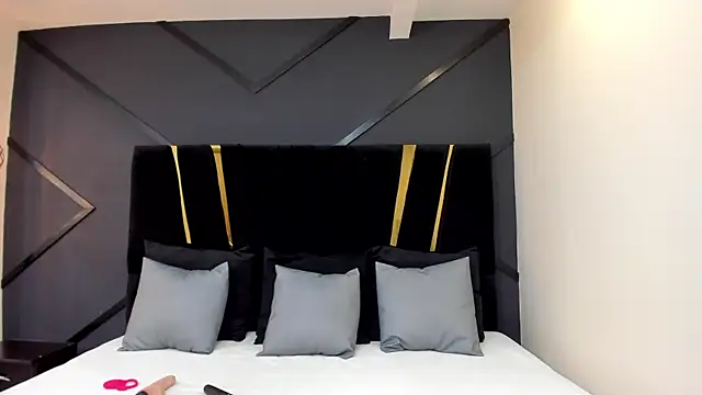 emilie xx  online show from January 14, 2025, 5:23 pm