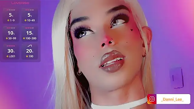 DanniLee  online show from November 15, 2025, 8:05 pm