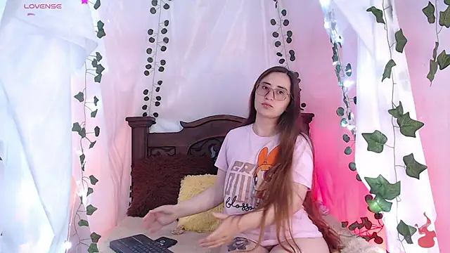 centaurigirl online show from February 24, 2025, 4:38 am