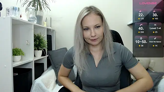 Snapshot of Sunny_bunny6 chatting on October 10, 2025, 5:50 am Sunny bunny6 online show from October 10, 2025, 5:50 am