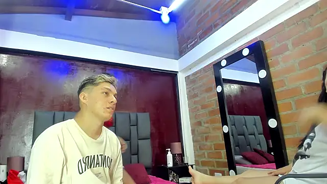 Snapshot of EmilyHot_1 chatting on December 13, 2024, 1:01 pm EmilyHot 1 online show from December 13, 2024, 1:01 pm