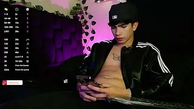 LyleBennett  online show from February 3, 2025, 9:41 am