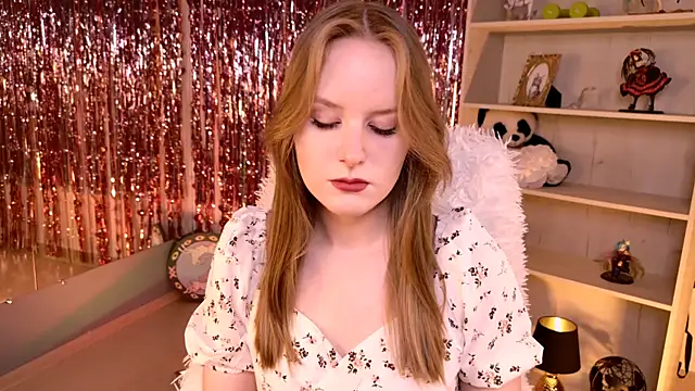 VivienLeeigh online show from May 19, 2026, 5:25 am