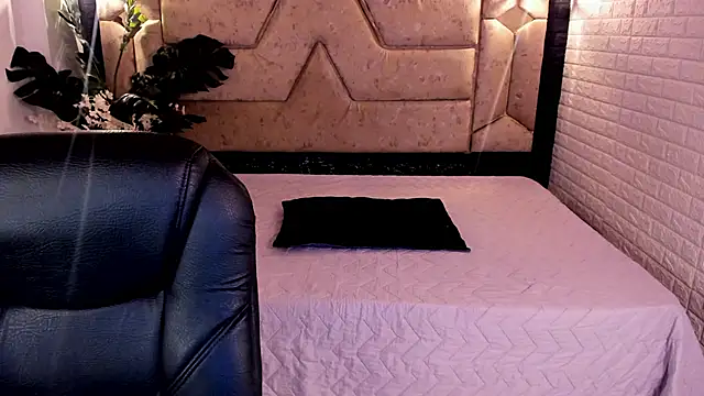 Snapshot of crimson_tati_ chatting on July 1, 2026, 1:02 pm crimson tati online show from July 1, 2026, 1:02 pm