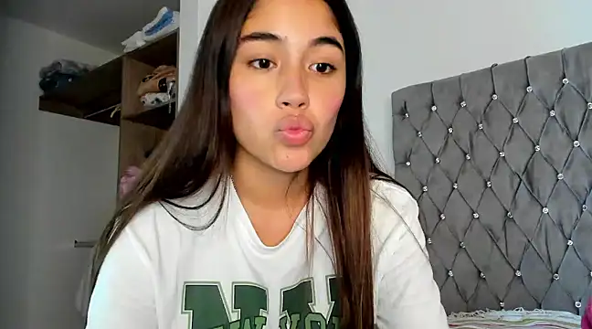 Snapshot of AriaMontgomery chatting on December 13, 2024, 12:42 am AriaMontgomery online show from December 13, 2024, 12:42 am