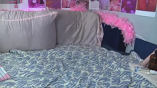 Snapshot of MiraMilf chatting on December 9, 2024, 8:33 am MiraMilf online show from December 9, 2024, 8:33 am