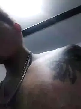 Snapshot of King_russo chatting on February 20, 2025, 5:12 am King russo online show from February 20, 2025, 5:12 am