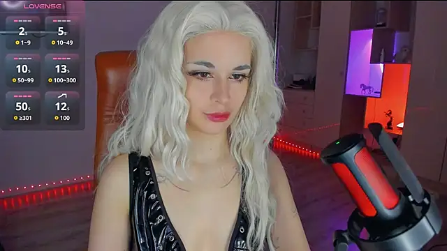 mollyposhh online show from November 25, 2025, 6:19 pm