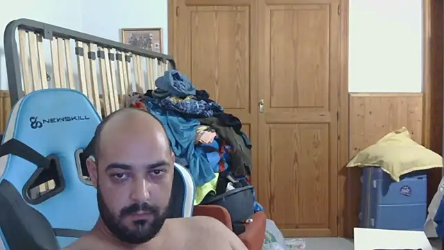 chicomallorca96 online show from July 14, 2026, 3:51 pm