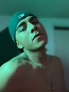 Snapshot of SkinnyHot444 chatting on December 6, 2024, 10:41 pm SkinnyHot444 online show from December 6, 2024, 10:41 pm