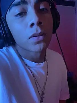 Snapshot of SkinnyHot444 chatting on December 15, 2024, 1:22 pm SkinnyHot444 online show from December 15, 2024, 1:22 pm