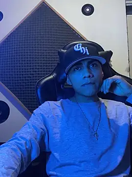 Snapshot of SkinnyHot444 chatting on February 6, 2025, 8:39 am SkinnyHot444 online show from February 6, 2025, 8:39 am