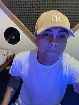 Snapshot of SkinnyHot444 chatting on February 8, 2025, 12:28 am SkinnyHot444 online show from February 8, 2025, 12:28 am