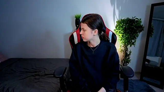 Este Glen online show from October 9, 2025, 1:03 am