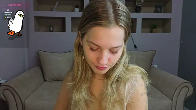 LinaCristonsen online show from November 16, 2025, 3:17 pm