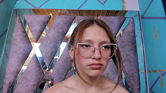 Snapshot of LARICSABLUE chatting on January 28, 2025, 6:05 am LARICSABLUE online show from January 28, 2025, 6:05 am