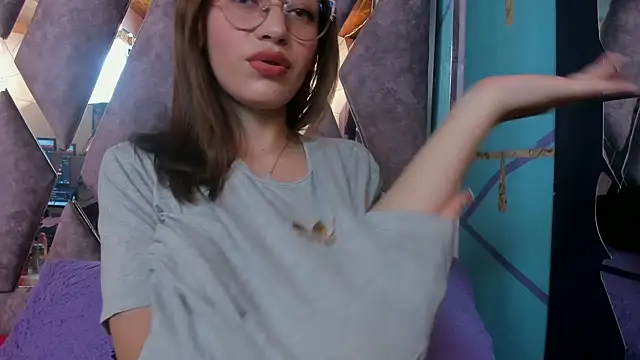 Snapshot of LARICSABLUE chatting on February 8, 2025, 4:25 am LARICSABLUE online show from February 8, 2025, 4:25 am