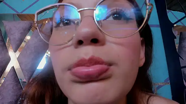 Snapshot of LARICSABLUE chatting on February 25, 2025, 5:41 am LARICSABLUE online show from February 25, 2025, 5:41 am