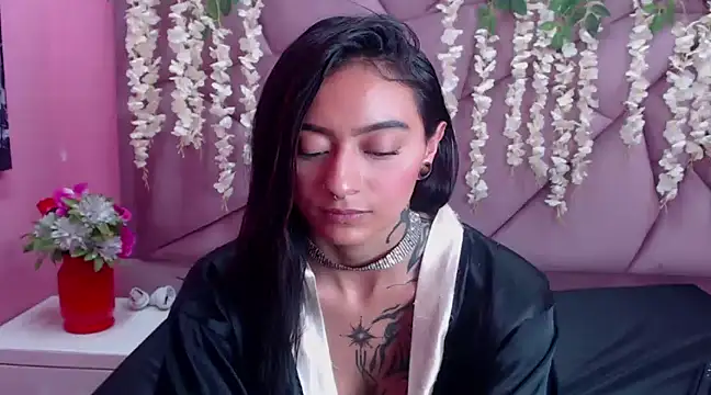 Miaa Thopmson online show from March 19, 2025, 6:12 pm