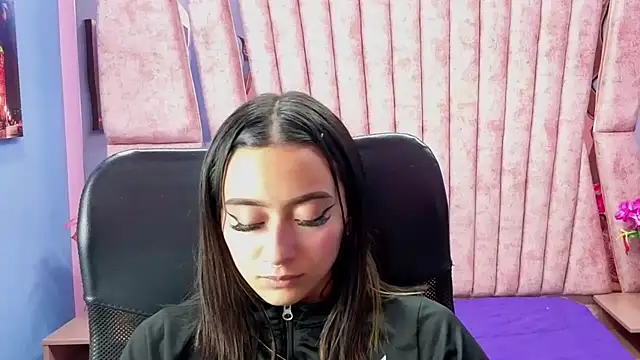 Miaa Thopmson online show from September 19, 2025, 7:25 pm