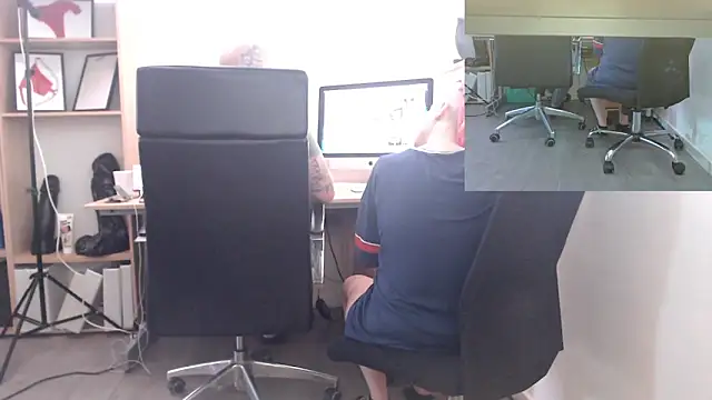Snapshot of EdgesOfReality chatting on February 3, 2026, 2:33 pm EdgesOfReality online show from February 3, 2026, 2:33 pm
