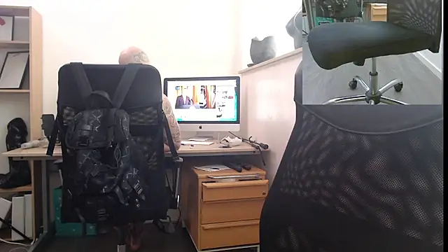 Snapshot of EdgesOfReality chatting on February 16, 2026, 9:49 am EdgesOfReality online show from February 16, 2026, 9:49 am