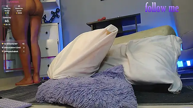 zoey-fox online show from March 8, 2025, 4:12 am