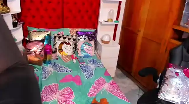 larafoxter online show from December 13, 2024, 8:58 pm