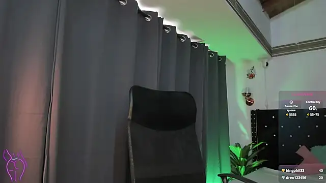 emilyrouxe online show from December 20, 2024, 4:57 pm