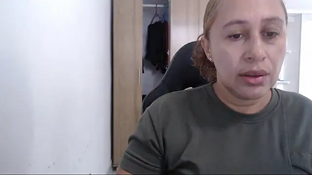 Snapshot of RoxanaLove9 chatting on August 8, 2026, 7:05 pm RoxanaLove9 online show from August 8, 2026, 7:05 pm