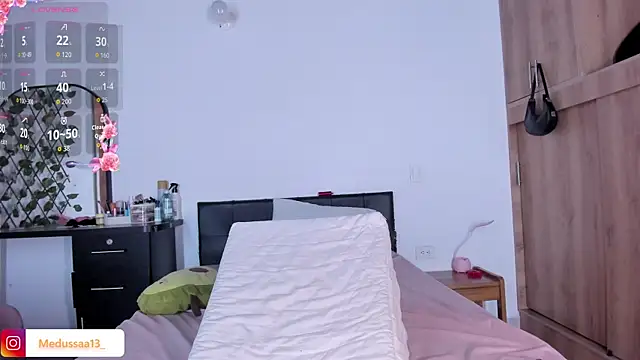 medussa13  online show from April 15, 2026, 12:23 pm