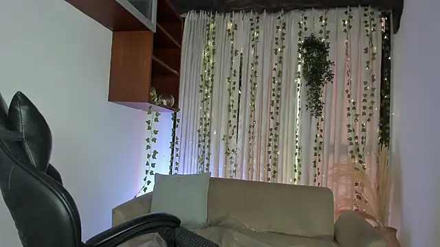 HannaRhodes online show from November 19, 2025, 1:33 pm