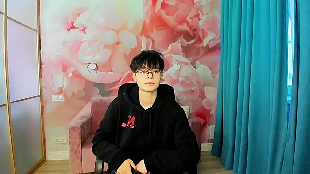 Snapshot of EmiliaYours chatting on December 6, 2024, 12:16 pm EmiliaYours online show from December 6, 2024, 12:16 pm