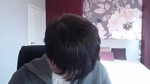 Snapshot of EmiliaYours chatting on December 17, 2024, 10:34 am EmiliaYours online show from December 17, 2024, 10:34 am