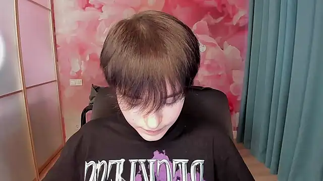 Snapshot of EmiliaYours chatting on December 22, 2024, 9:33 am EmiliaYours online show from December 22, 2024, 9:33 am