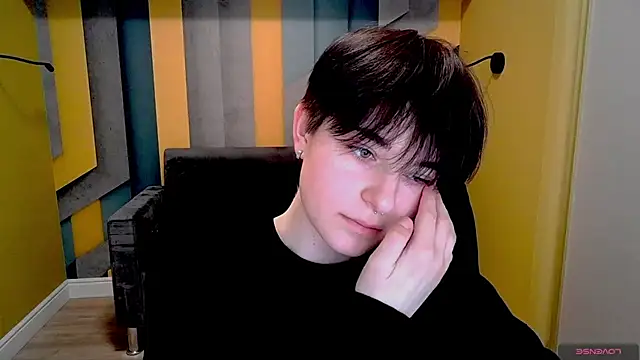 Snapshot of EmiliaYours chatting on February 17, 2025, 1:32 pm EmiliaYours online show from February 17, 2025, 1:32 pm