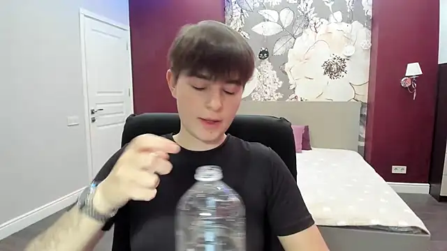 Snapshot of EmiliaYours chatting on September 14, 2025, 2:27 pm EmiliaYours online show from September 14, 2025, 2:27 pm