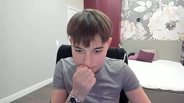 Snapshot of EmiliaYours chatting on September 21, 2025, 1:57 pm EmiliaYours online show from September 21, 2025, 1:57 pm