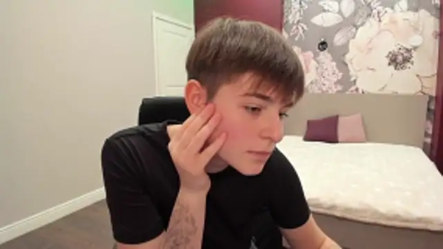 Snapshot of EmiliaYours chatting on October 18, 2025, 1:34 pm EmiliaYours online show from October 18, 2025, 1:34 pm