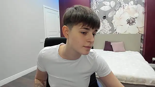 Snapshot of EmiliaYours chatting on October 26, 2025, 2:56 pm EmiliaYours online show from October 26, 2025, 2:56 pm