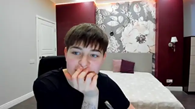 Snapshot of EmiliaYours chatting on February 8, 2026, 2:42 pm EmiliaYours online show from February 8, 2026, 2:42 pm