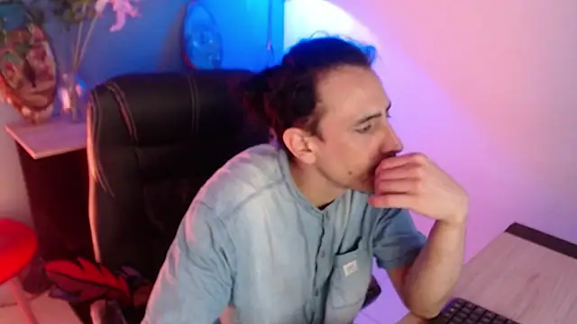 Snapshot of Sr_Magnus_ chatting on March 19, 2025, 4:36 am Sr Magnus online show from March 19, 2025, 4:36 am